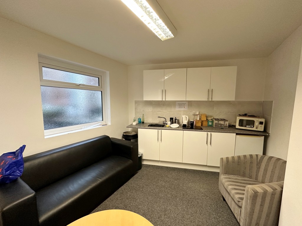 Lot: 90 - COMMERCIAL UNIT ARRANGED OVER FOUR FLOORS - First floor kitchen